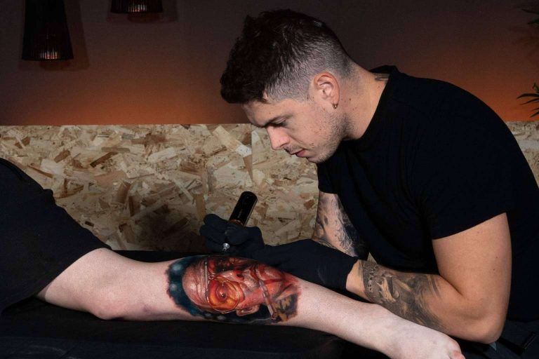 Tatuaje realista a color con los cursos de Habbility