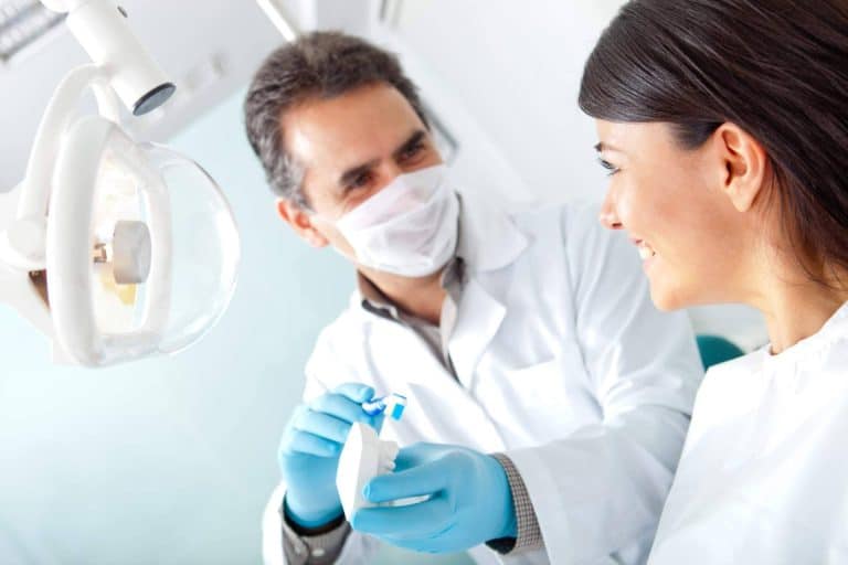 La controversia de los implantes dentales. ¿Por qué algunos profesionales recomiendan el zirconio sobre el titanio para evitar la sensibilidad a los metales y promover la armonía energética?