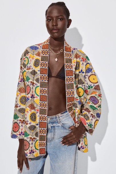 Cómo combinar el kimono estampado con abalorios
