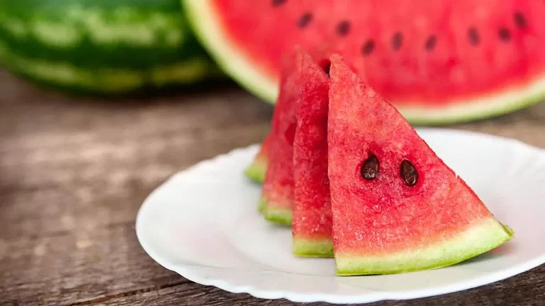 Los nutricionistas advierten: la sandía cortada en supermercados puede ser un riesgo para tu salud