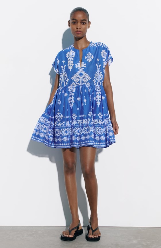 Vestido Corto Estampado De Zara