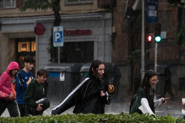 Lluvias y tormentas pondrán en riesgo a la mitad norte peninsular y Canarias este martes marcado por la borrasca ‘Óscar’