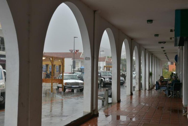 La borrasca Óscar mantendrá mañana el riesgo importante por lluvias, tormentas, viento a Canarias y al Estrecho