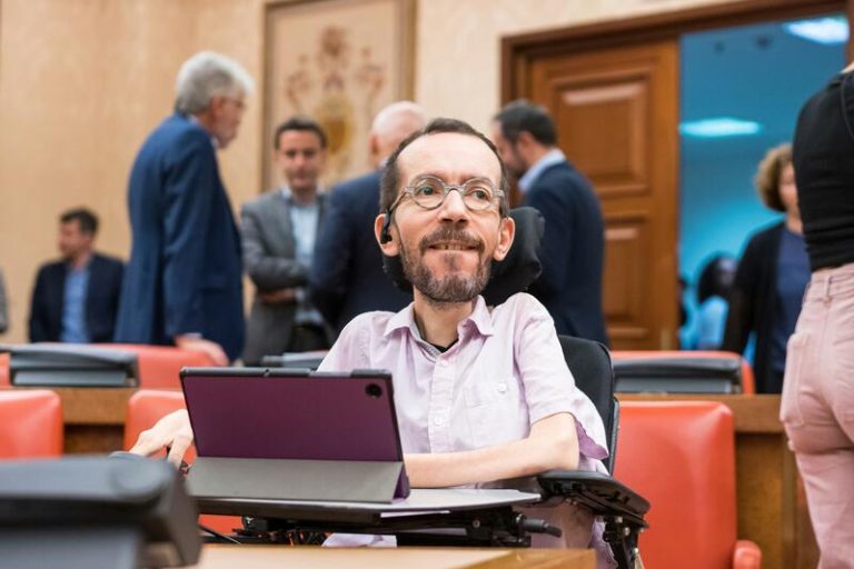 Echenique alerta de que «van muy tarde» en las negociaciones con Sumar