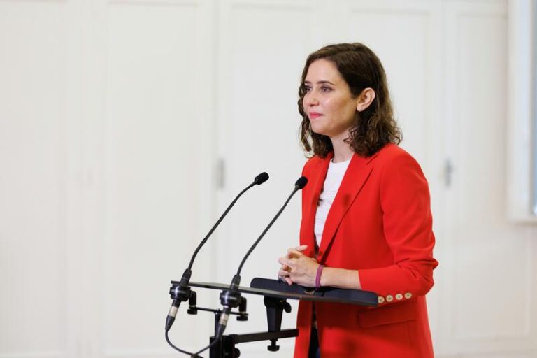 Ayuso celebra que Irene Montero «sea apartada de la política» y de Sumar dice que es «un lagarto que muda de piel»