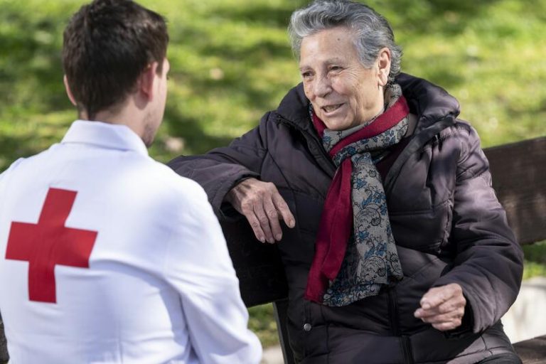 Cruz Roja asegura que subestimar las capacidades de las personas mayores «también es maltrato»