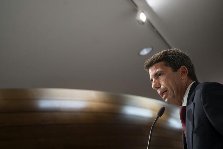 PP y Vox pactan «sacar la ideología de las aulas», erradicar la violencia «intrafamiliar» y una oficina antiokupas