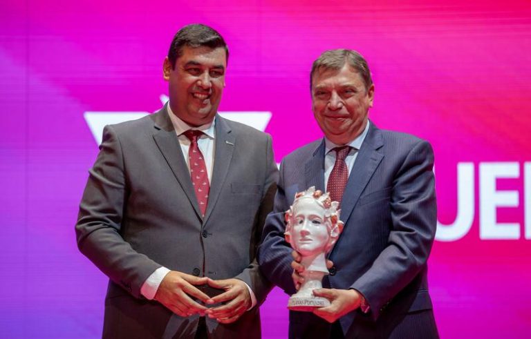 Planas resalta la «excelencia» del sector de frutos rojos y el compromiso del Gobierno para afianzar su futuro
