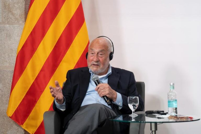 El Nobel Stiglitz elogia la política económica de Sánchez y cree que la de PP y Vox sería «un desastre»