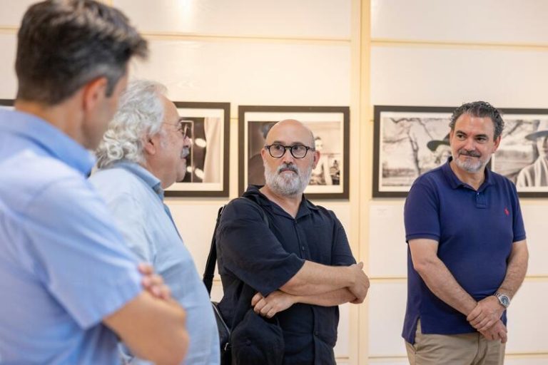 Javier Cámara exhibe su «amor por el arte de interpretar» en la exposición ‘El placer de mirar’