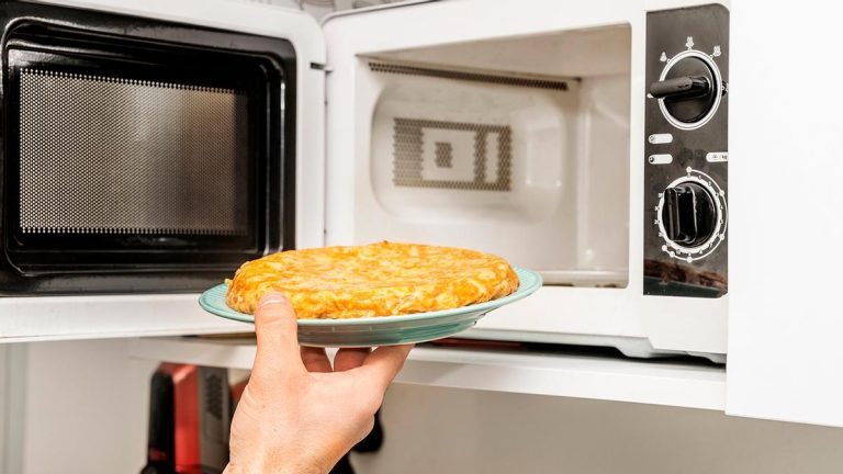El truco de José Andrés para hacer una tortilla perfecta en el microondas