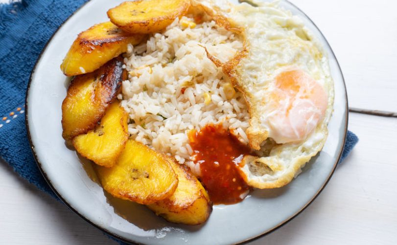 Todos los ingredientes para hacer un arroz a la cubana auténtico