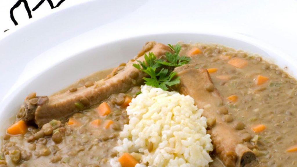 Cómo hacer unas lentejas con costillas para que queden insuperables 45 Ingredientes para nuestra receta de lentejas con costillas