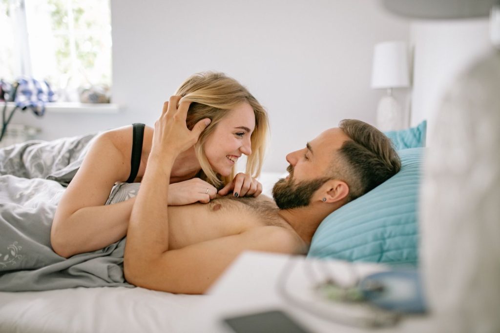 Pareja Juguetona En La Cama