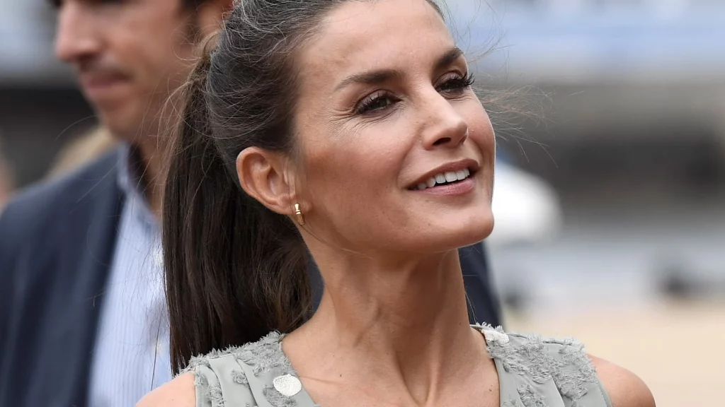 El Truco Para Lucir Las Canas Con El Mismo Estilo Que La Reina Letizia 112 Una Simple Cola De Caballo