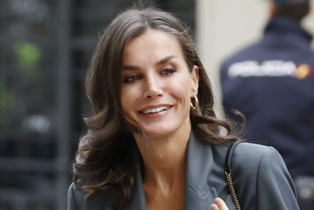 El Truco Para Lucir Las Canas Con El Mismo Estilo Que La Reina Letizia 105 ¿Qué Tipo De Corte De Cabello Se Recomienda Para Lucir Las Canas Con Estilo?