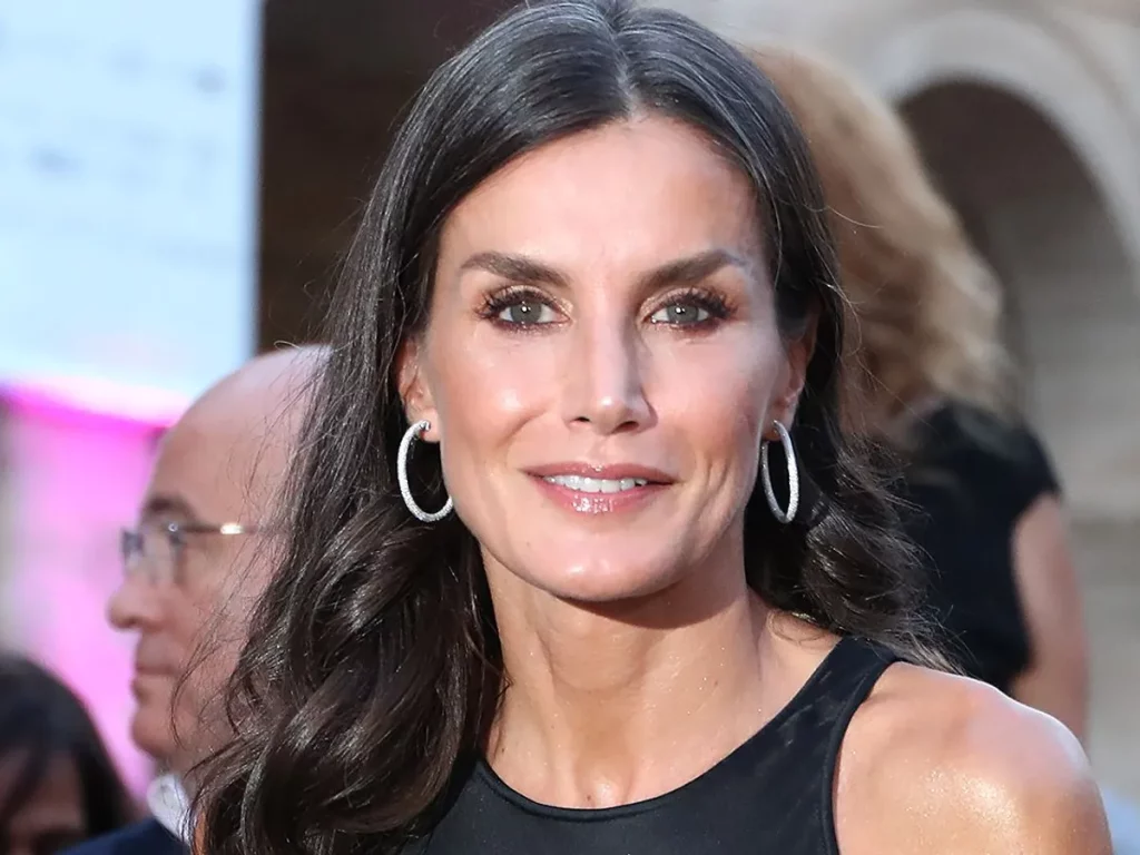El Truco Para Lucir Las Canas Con El Mismo Estilo Que La Reina Letizia 107 ¿Qué Productos Debo Usar Para Mantener Mi Cabello Canoso Brillante?