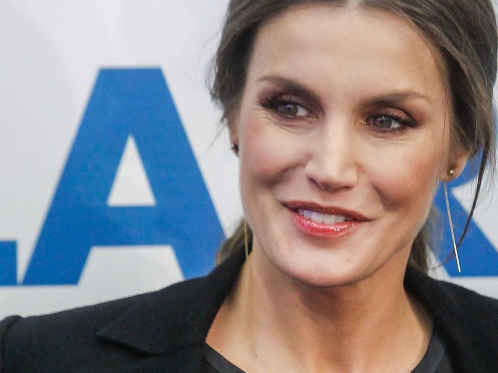 El Truco Para Lucir Las Canas Con El Mismo Estilo Que La Reina Letizia 111 El Elegante Moño Bajo