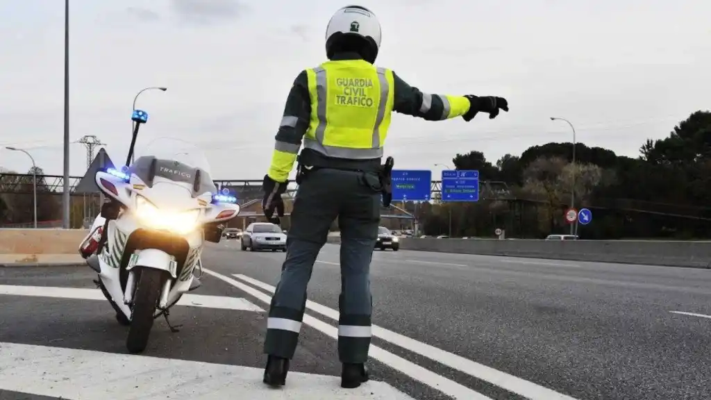 Esta Es La Multa Que Te Puede Poner La Dgt Por Oir Musica En El Coche 7