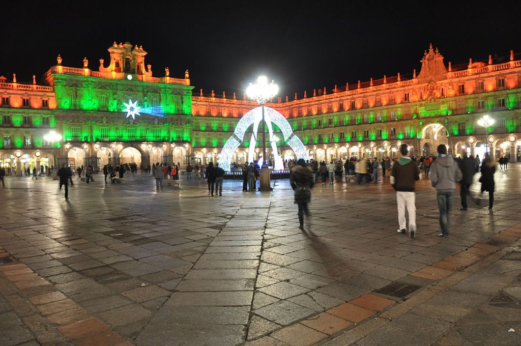 Otra De Las Plazas Mayores Con Estatua En El Centro