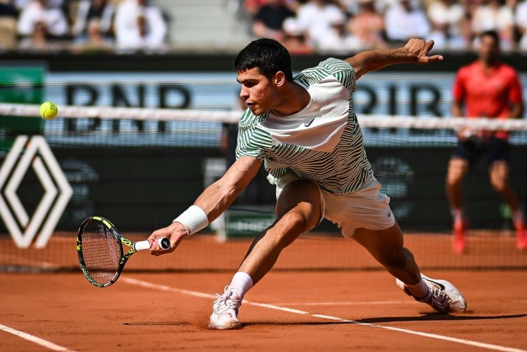 Djokovic «roba» la ilusión por la final de Roland Garros a un lesionado Alcaraz