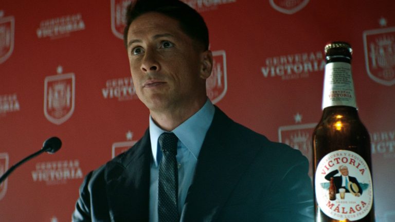 Fernando Torres protagoniza la nueva campaña de Cervezas Victoria, «Comunicado»