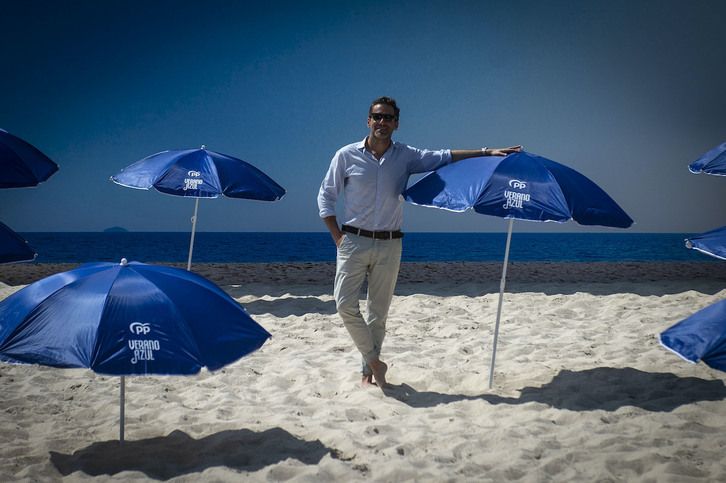 La mejor playa, la de Madrid: Borja Sémper simula estar en la costa en un campo de volley