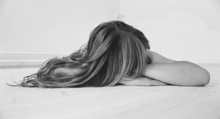 La razón por la que dormir sin ropa adelgaza y otros beneficios