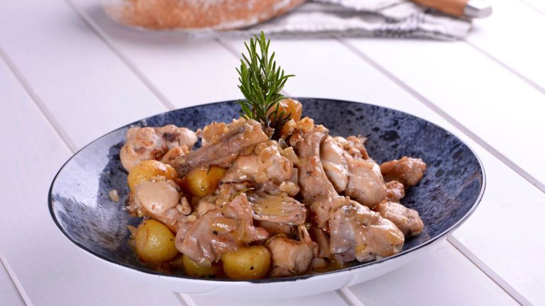 ¡No dejarás de cocinarlo! Así puedes hacer un conejo al ajillo como Chicote