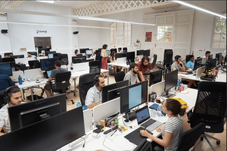 Los trabajadores en España van de media 3 días a la semana a la oficina frente a los 1,8 en Europa, según CBRE