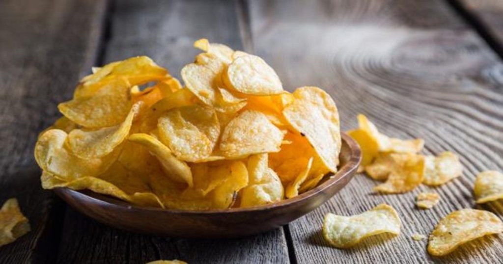 Cómo hacer unas patatas fritas tan ricas como las de bolsa en casa 100 Paso # 4. El momento de sazonar y servir las patatas fritas