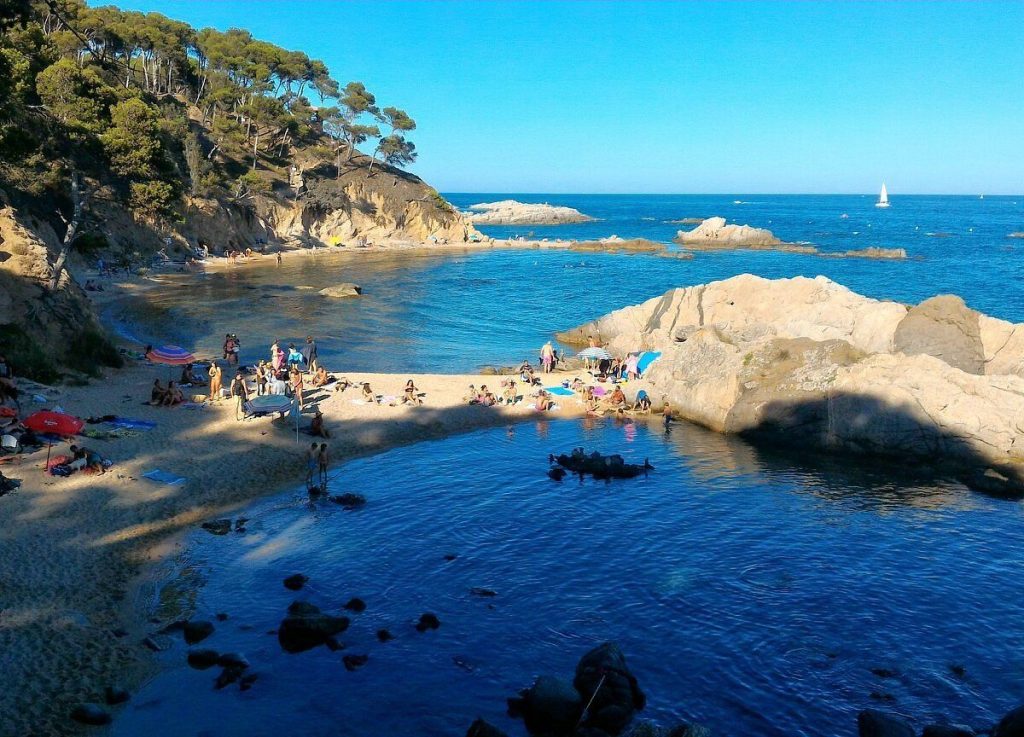 Playa De Cala Estreta En Cataluña