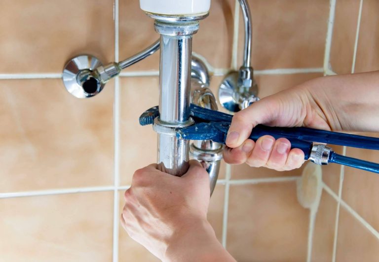 Fontaneros Almería presta servicios de instalaciones de fontanería en Almería