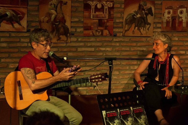 Un poemario que anima a buscar el disfrute en un mundo donde no se acaba de encajar, ‘La fantasía de salir ilesa’
