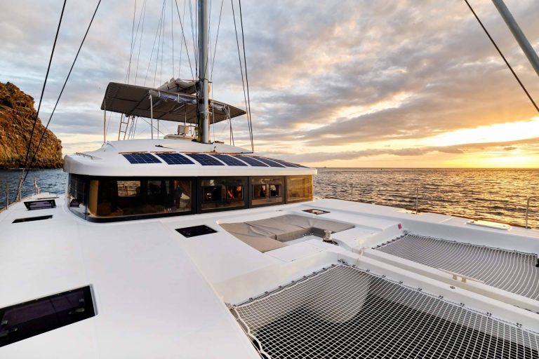 Un hotel dentro del mar, la experiencia de alquilar un catamarán en Barcelona con Sondevela