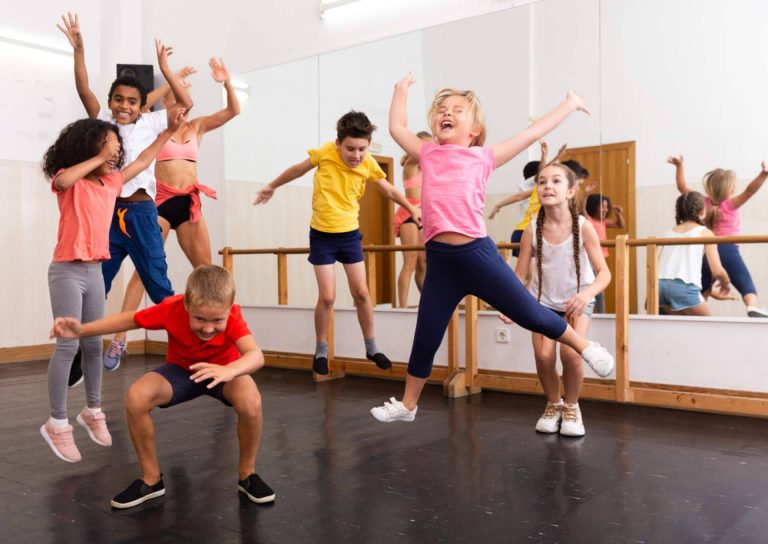 El impacto del deporte en los niños; Santiago Romero combate la obesidad y el sedentarismo infantil