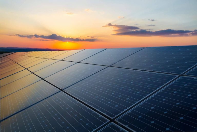 Precios económicos y profesionales en la instalación de placas solares, en Soletec