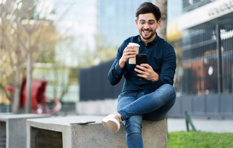 Eliminar conversaciones de trabajo de los móviles de los empleados con la alternativa a WhatsApp que propone Ommnio