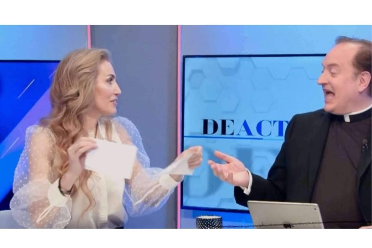 DeActualidad, los ‘momentazos’ del programa presentado por el padre Apeles y Miriam Victoria