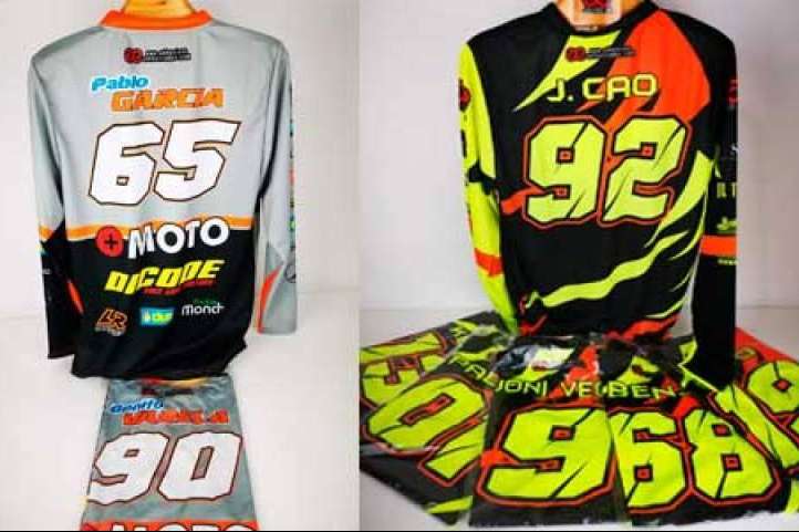 ADHESIVOSEMBARRADOS dispone de una exclusiva línea de ropa personalizada con la que descubrir la pasión del motocross