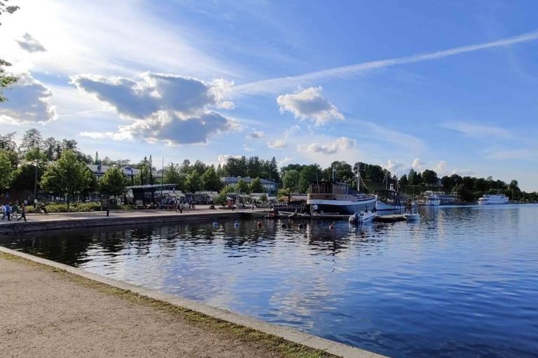 Descubrir la belleza natural y cultural de Finlandia; circuitos en español para una experiencia única