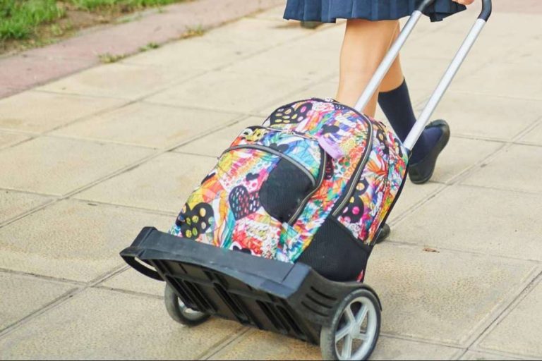 Material escolar, mobiliario, maquinaria y diseños de estampación y encuadernación de la marca Busquets, a subasta en eactivos.com