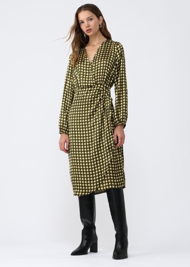 Vestido cruzado satinado de Lefties
