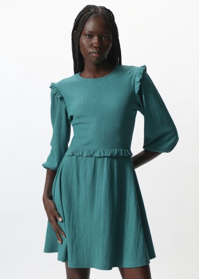 Vestido con detalle de volantes