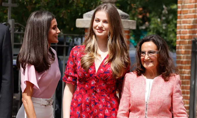 Un paseo por la colección de la Reina: Las alpargatas de la princesa Leonor