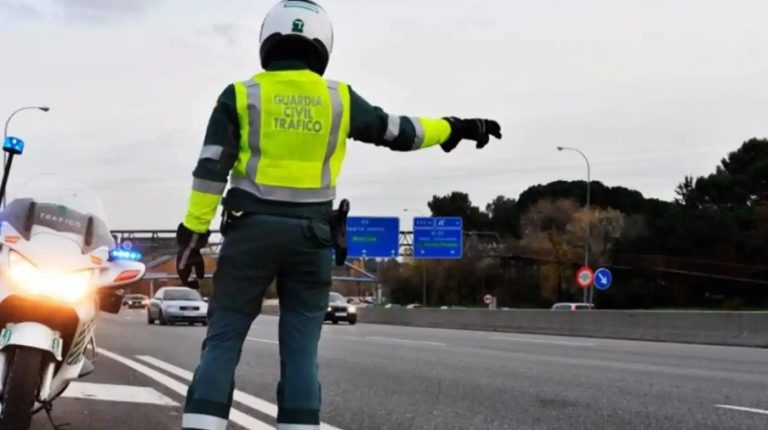 ¡Cuidado con las luces de tu coche! Esta es la multa que te puede poner la DGT