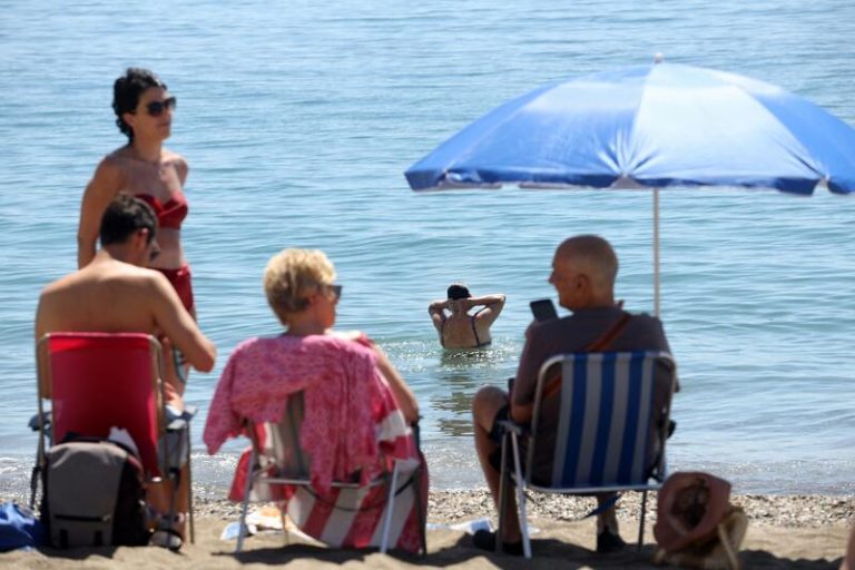 Calor, viento y olas activan avisos en 8 CC.AA. y las máximas bajan extraordinariamente en el centro del país