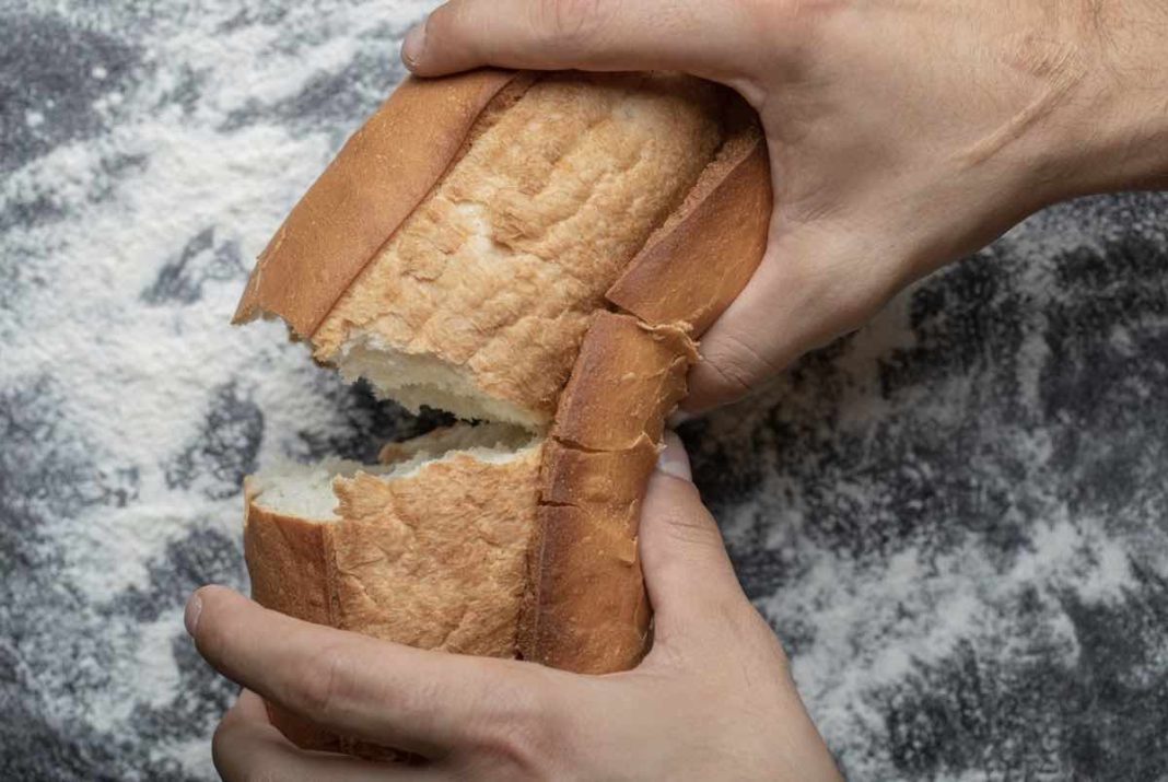 Así tienes que descongelar el pan para que esté como recién hecho