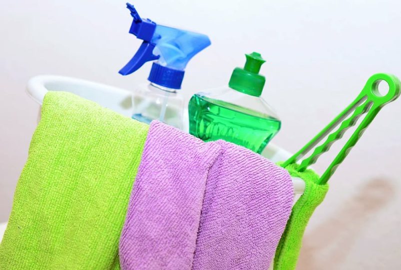 Así debes limpiar la funda del móvil según su material
