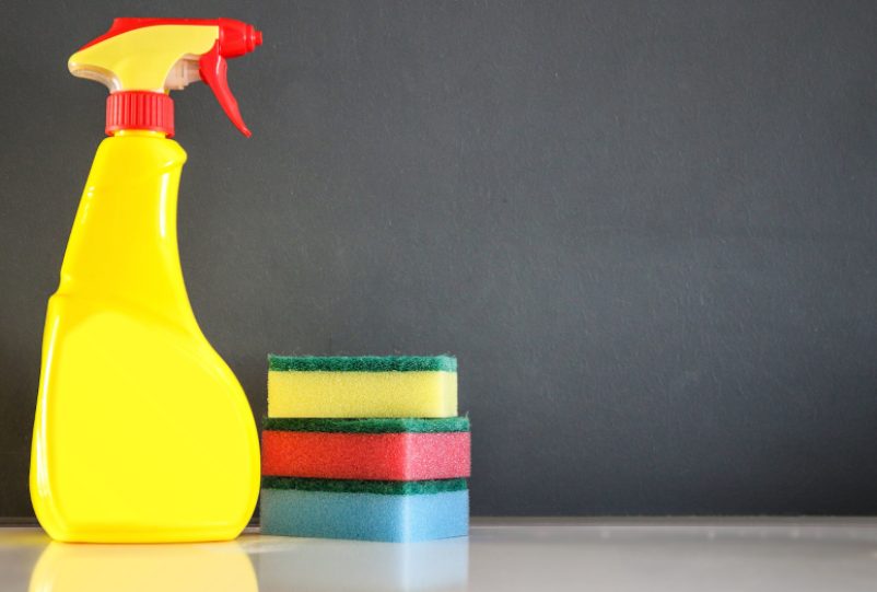 Así debes limpiar la funda del móvil según su material
